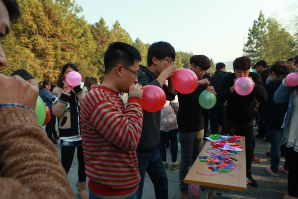 校团委举办“元旦游园会”活动