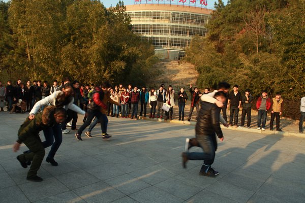 校团委举办“元旦游园会”活动