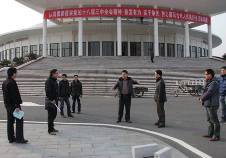 椒江校区开展环境安全秩序整治迎接市“两会”