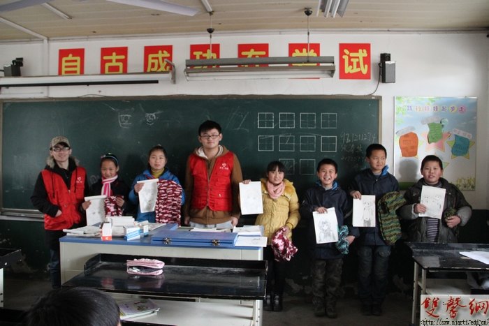 传媒学院青协爱心围巾温暖民工子弟学生