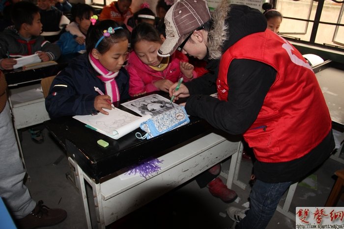 传媒学院青协爱心围巾温暖民工子弟学生