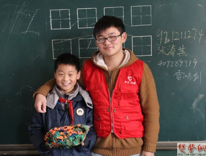 传媒学院青协爱心围巾温暖民工子弟学生