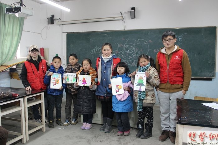 传媒学院青协爱心围巾温暖民工子弟学生