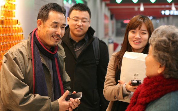 王中主持“北京-记忆”落户南锣鼓巷地铁站