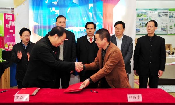 艺术设计学院举行学生创意设计作品展开幕式暨校县合作签约仪式