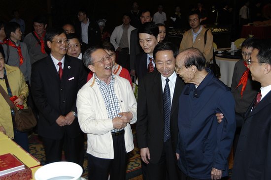 景德镇陶瓷学院师生深切缅怀邵逸夫先生