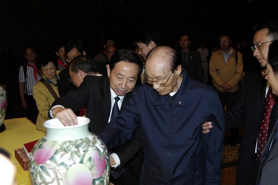 景德镇陶瓷学院师生深切缅怀邵逸夫先生