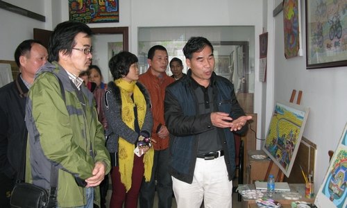 弘扬乡土文化 美术系为龙门农民画家作创作辅导