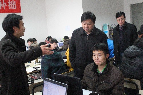 校领导慰问“蓝电”科技中心留校集训学生