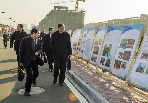 校办学成果展受到市“两会”代表广泛关注