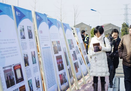 校办学成果展受到市“两会”代表广泛关注