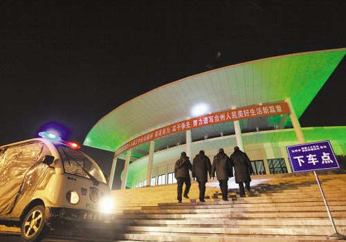 《台州商报》头版报道市“两会”期间台州学院安保工作