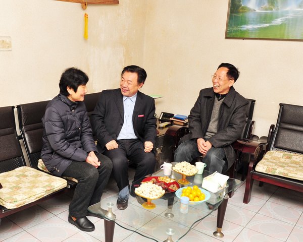 曾祥辉刘健等走访慰问离退休老同志