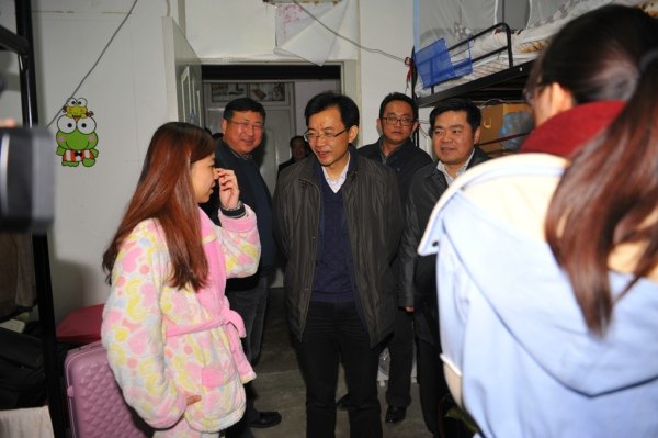 元旦前夕院领导亲切慰问师生员工