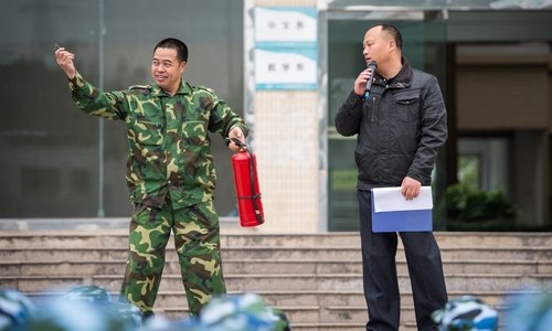 赵日兴副书记检查新生军训情况