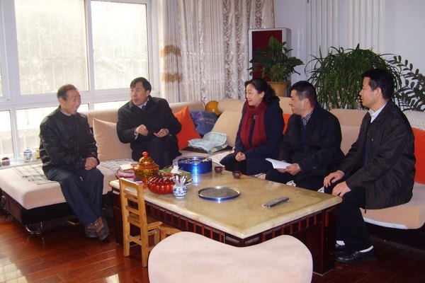 校领导亲切看望离退休老干部