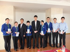 狄保荣书记赴上海慰问实习生