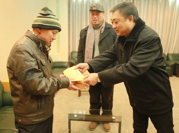 校领导慰问患病教师余炳才