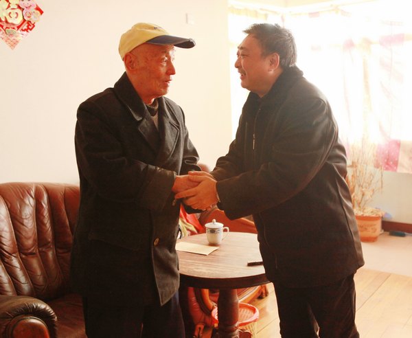 校领导走访慰问离退休老同志