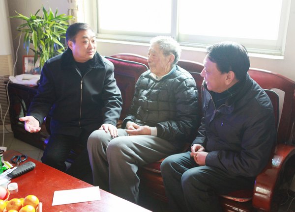 校领导走访慰问离退休老同志