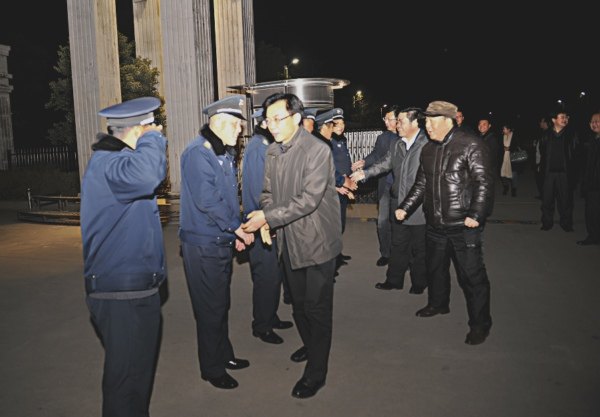 元旦前夕院领导亲切慰问师生员工