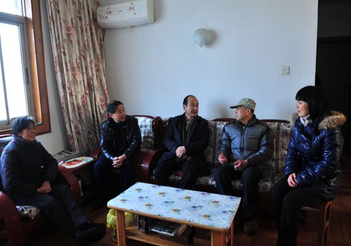 践行群众路线 推进“暖心工程” ——校领导看望、慰问困难党员