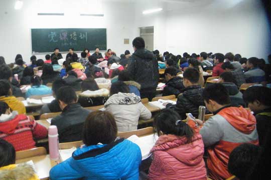 生物科学与技术学院进行初级党课培训