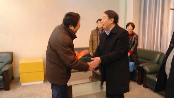 省总工会党组成员、副主席柯进水一行来景德镇陶瓷学院走访慰问