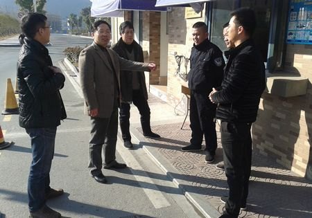 假期安保不放松校领导参加警民恳谈慰问安保值班人员