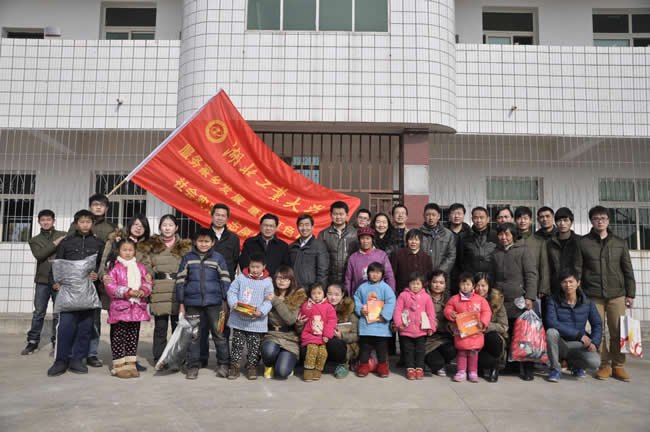 湖北工业大学学子助力“三万”活动