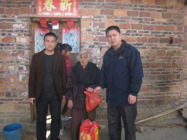 广东石油化工学院挂职“第一书记”吴英柱到挂任村开展春节走访慰问活动