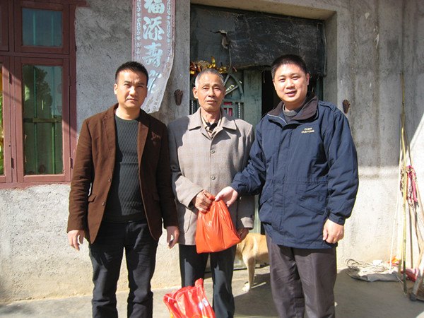 广东石油化工学院挂职“第一书记”吴英柱到挂任村开展春节走访慰问活动