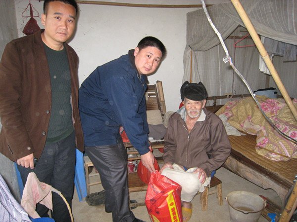 广东石油化工学院挂职“第一书记”吴英柱到挂任村开展春节走访慰问活动