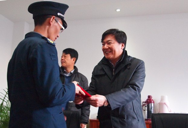 ��ף���͸��ɾ��ɰ����ˡ���Ժ�쵼ο�ʴ��ڼ���һ��Ա��