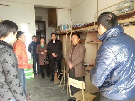 冯尚申副书记走访慰问留校过年学生