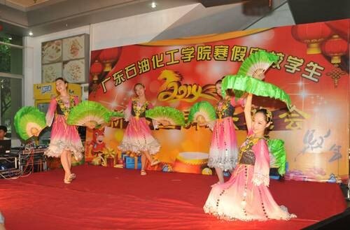 学校举行2014年留校学生春节团拜会
