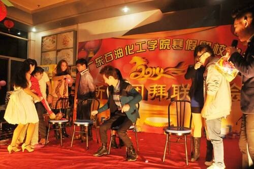 学校举行2014年留校学生春节团拜会