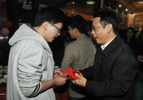 学校举行2014年留校学生春节团拜会