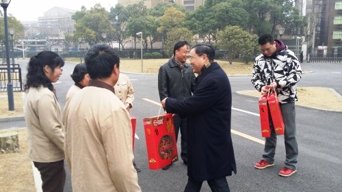 大年初一校领导看望慰问坚守岗位的工作人员