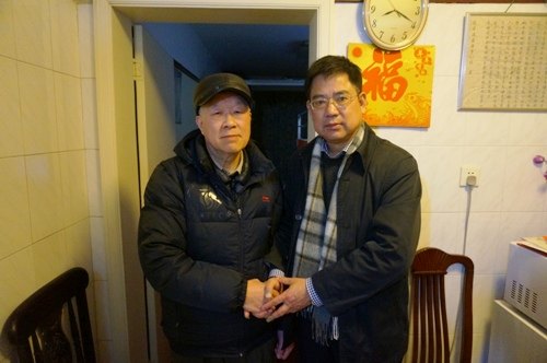 上海电力学院首批银发帮困基金送到退休教工手中