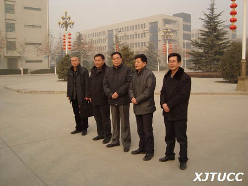 西安交通大学城市学院领导慰问春节期间在岗职工