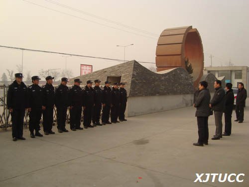 西安交通大学城市学院领导慰问春节期间在岗职工