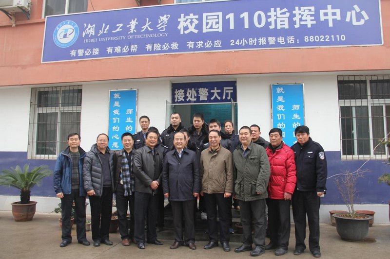 周应佳看望学校后勤保卫春节值班工作人员