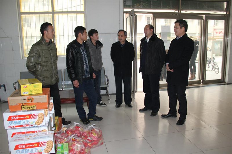 崔斌副院长亲切慰问寒假留校学生