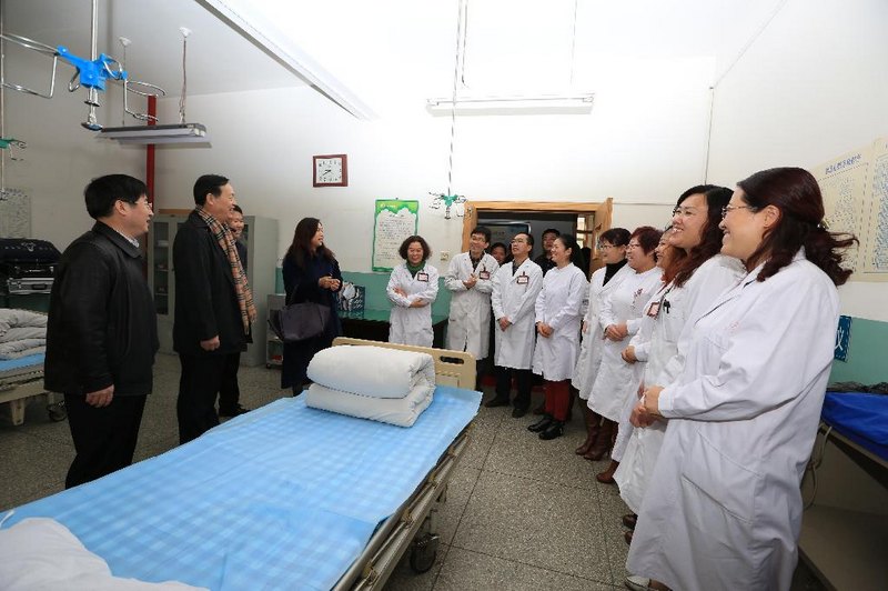 校领导春节期间看望慰问在岗职工和留校学生
