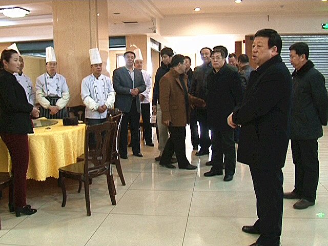 校领导春节期间看望慰问在岗职工和留校学生