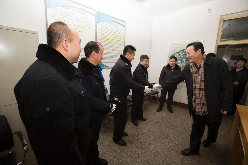 校领导春节期间看望慰问在岗职工和留校学生