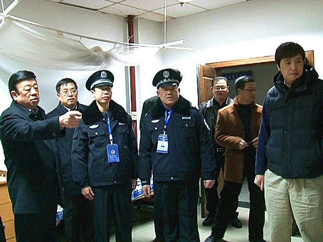 校领导春节期间看望慰问在岗职工和留校学生
