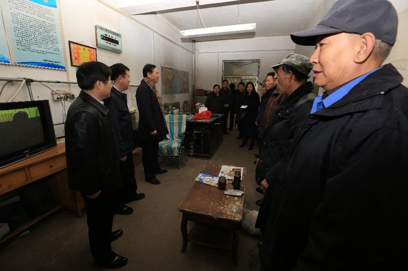 校领导春节期间看望慰问在岗职工和留校学生