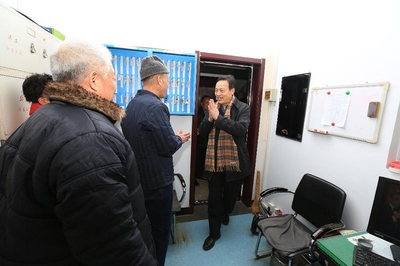 校领导春节期间看望慰问在岗职工和留校学生